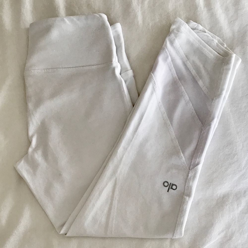 Alo Edge Capri leggings in white